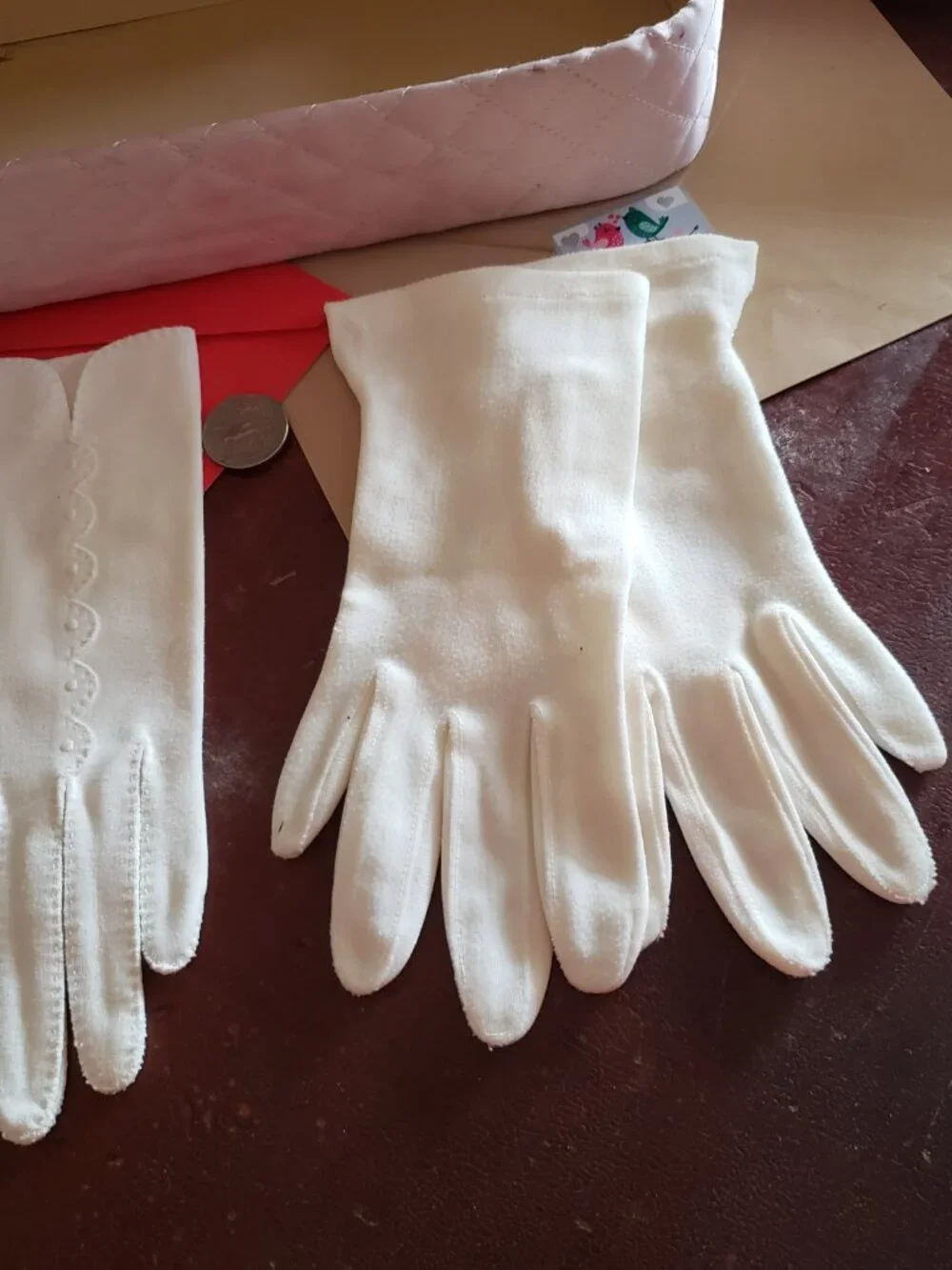 VINTAGE GLOVE BOX AND 2 PAIR OF WHITE VINTAGE VAN RAALTE AND FOWNES GLOVES